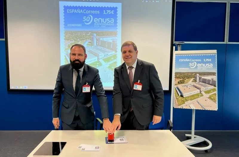 Al acto de presentación han asistido presidente de Correos, Juan Manuel Serrano Quintana, y el presidente de ENUSA, Mariano Moreno, entre otros
