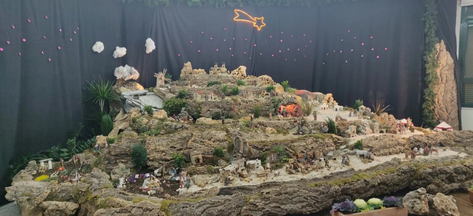 Los más pequeños de Carbajosa disfrutan de las visitas al Nacimiento 
