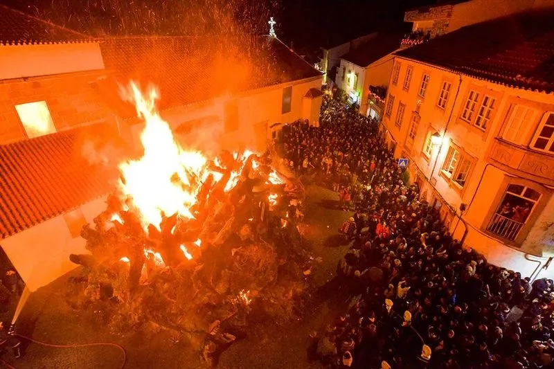Foto 11 - La fuerza de la tradici&oacute;n prende la llama del mayor Madeiro de Portugal