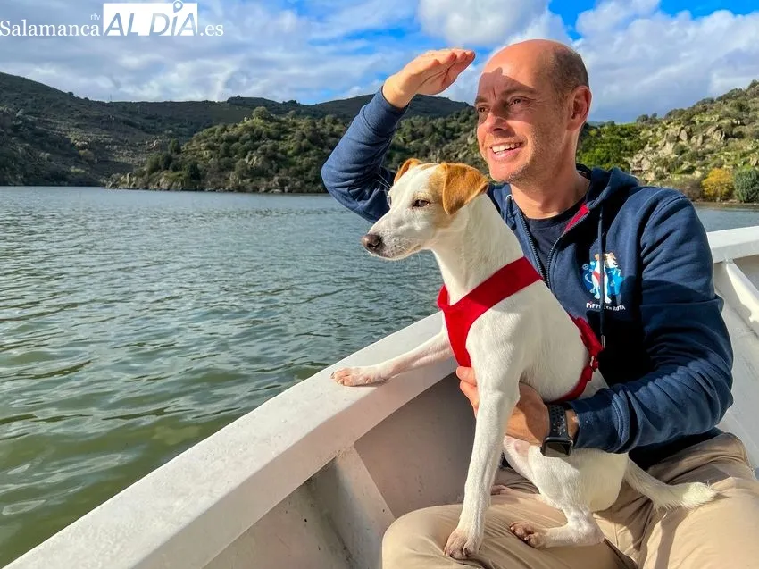 Pipper y Pablo Munoz Gabilondo en barco de Vilvestre sobre el Duero