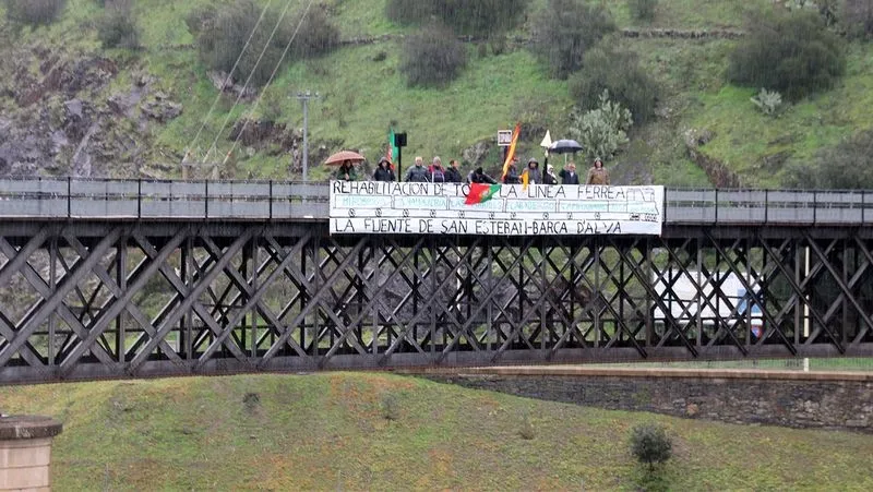 Foto 2 - Tod@v&iacute;a aboga por la reutilizaci&oacute;n tur&iacute;stica con veh&iacute;culos en la v&iacute;a en el 135 aniversario de su inauguraci&oacute;n