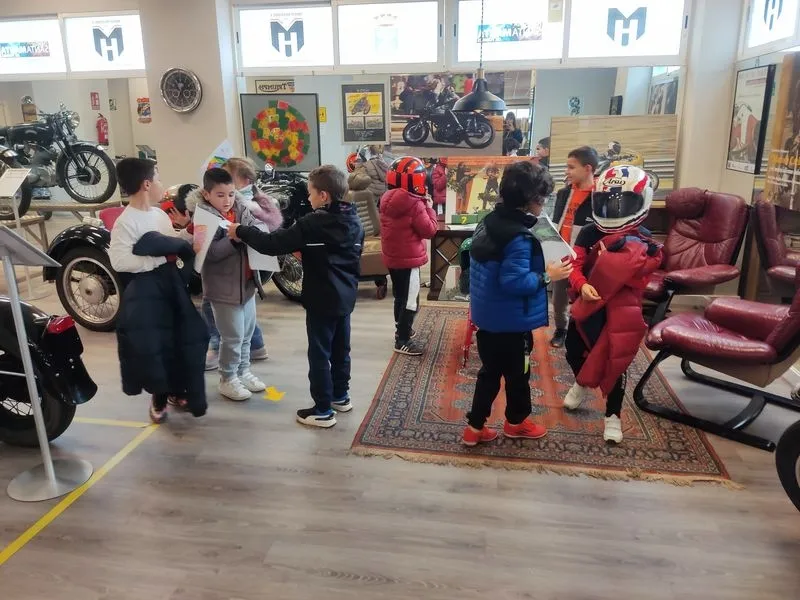 Alumnos del San Blas durante su visita al Museo del Grabado y al Museo de la Moto Histórica