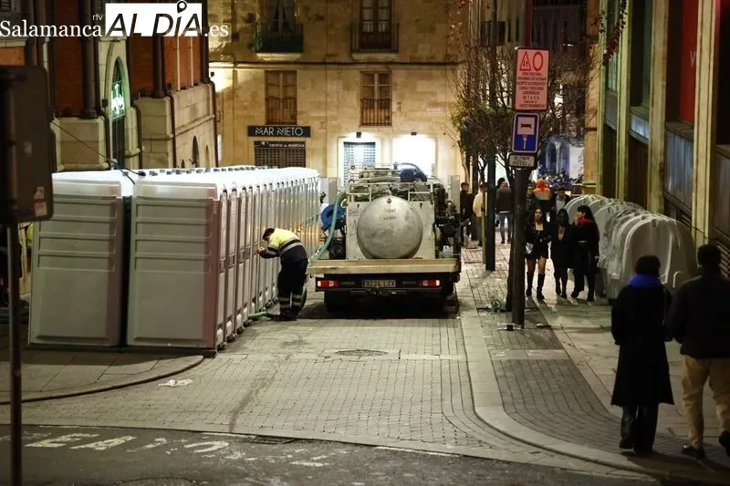 Tareas de limpieza por la Nochevieja Universitaria. Foto de David Sañudo