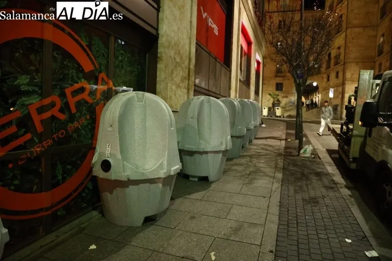 Tareas de limpieza por la Nochevieja Universitaria. Foto de David Sañudo