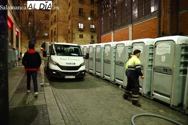 Tareas de limpieza por la Nochevieja Universitaria. Foto de David Sañudo
