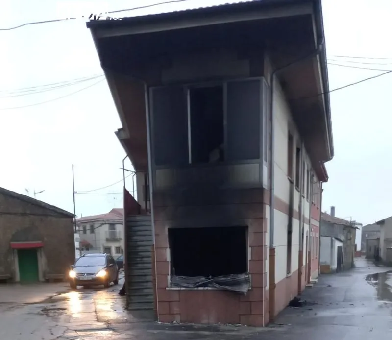 Estado de la vivienda incendiada en Casillas de Flores