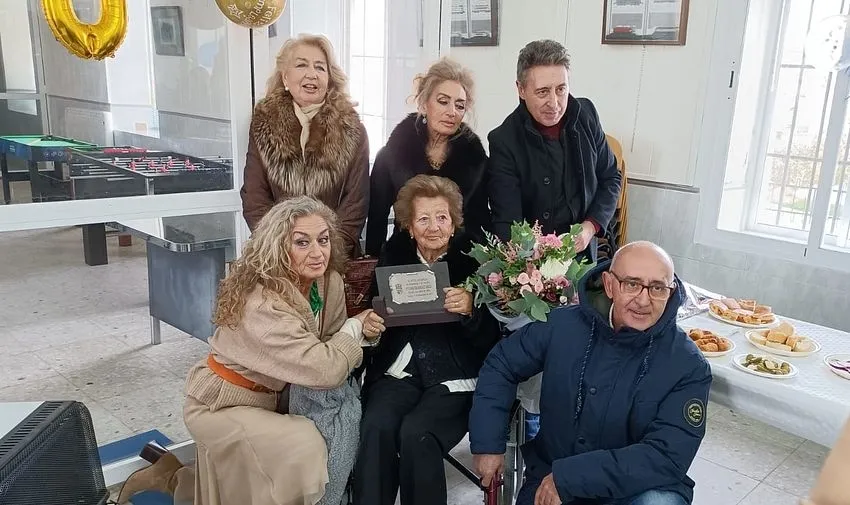 Foto 2 - Espeja homenajea a Clementina Gonz&aacute;lez por sus cien a&ntilde;os de vida