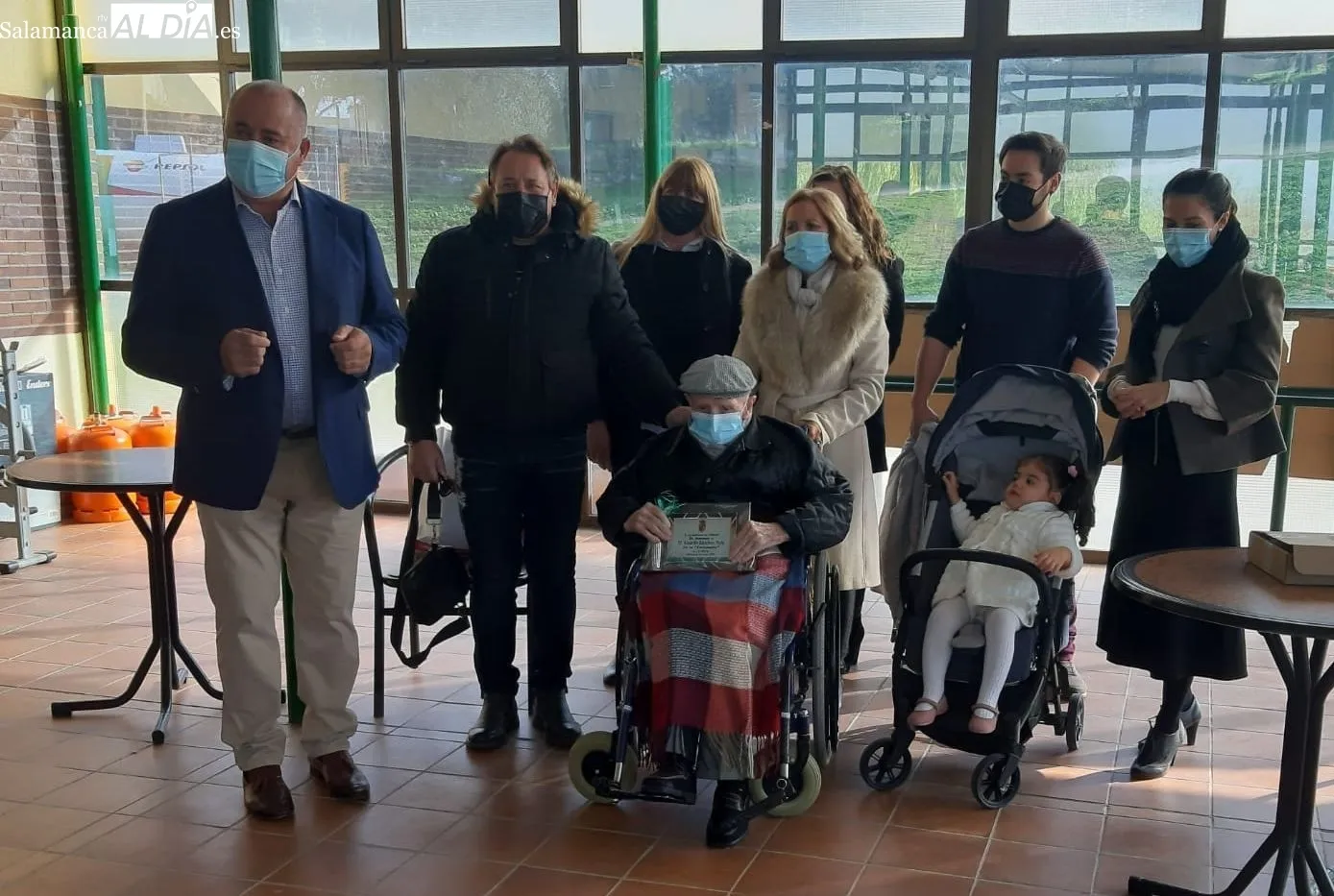 Lisardo Sánchez Polo recibía una placa de manos del alcalde de Villarino con motivo de su centenario