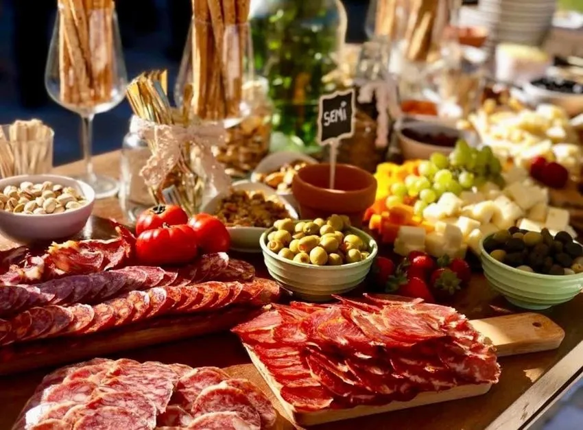 El Complejo Hostelero El Quijote está diseñado para la celebración de grandes eventos, con varios comedores para vivir momentos especiales como bodas, comuniones y otros encuentros familiares 