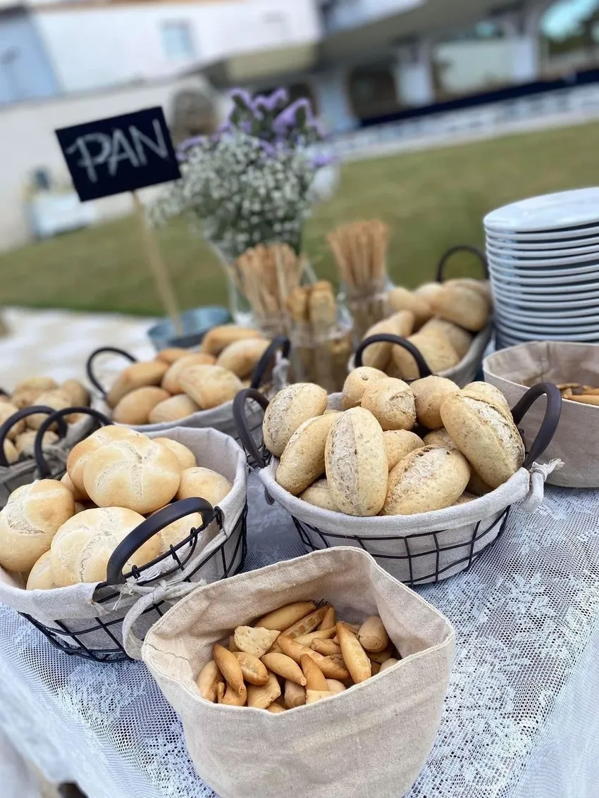 El Complejo Hostelero El Quijote está diseñado para la celebración de grandes eventos, con varios comedores para vivir momentos especiales como bodas, comuniones y otros encuentros familiares 