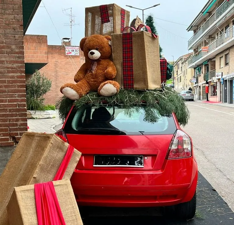 Foto 4 - Roban varios objetos, entre ellos un osito gigante, en las calles Sierra de Gata y Campo de Toledo