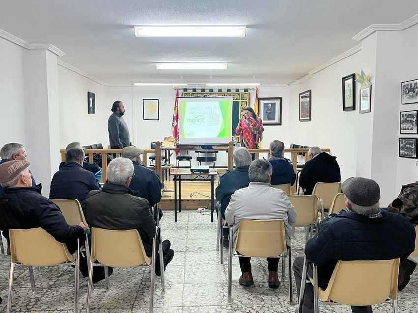 Foto 3 - Buena participación en el taller de poda desarrollado en Mieza y promovido por Adezos y Adecocir
