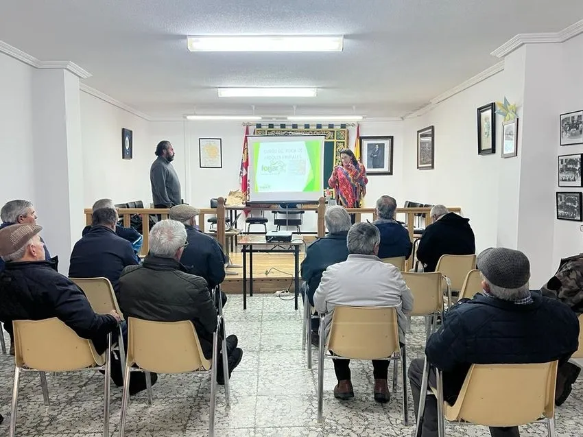 Foto 3 - Buena participaci&oacute;n en el taller de poda desarrollado en Mieza y promovido por Adezos y Adecocir