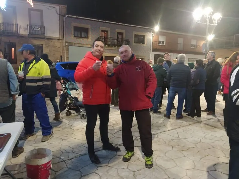 El encendido del árbol y la iluminacióin navideña estuvo acompañado de una chocolatada