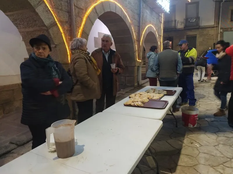 El encendido del árbol y la iluminacióin navideña estuvo acompañado de una chocolatada