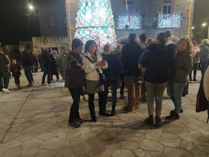 El encendido del árbol y la iluminacióin navideña estuvo acompañado de una chocolatada