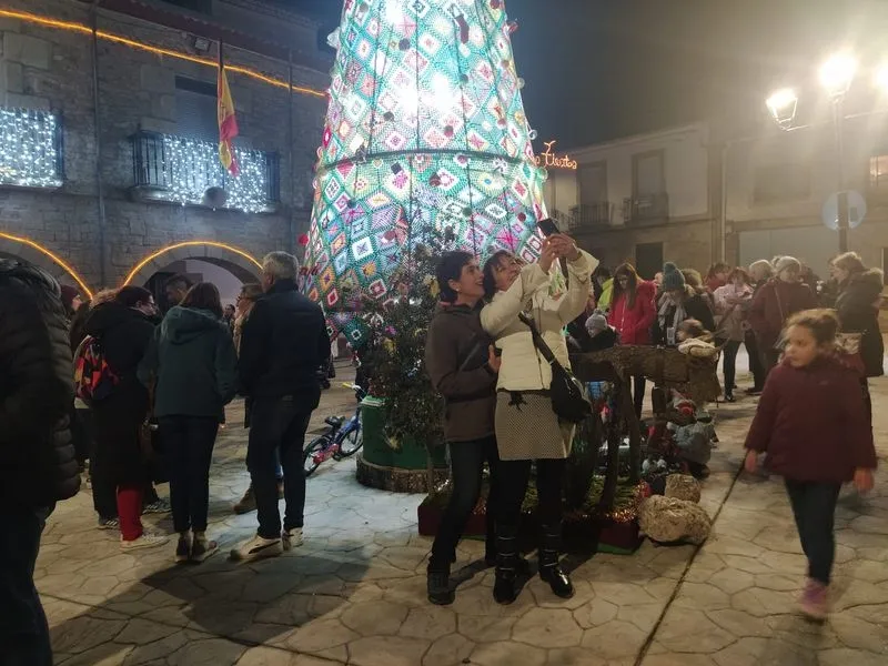 El encendido del árbol y la iluminacióin navideña estuvo acompañado de una chocolatada