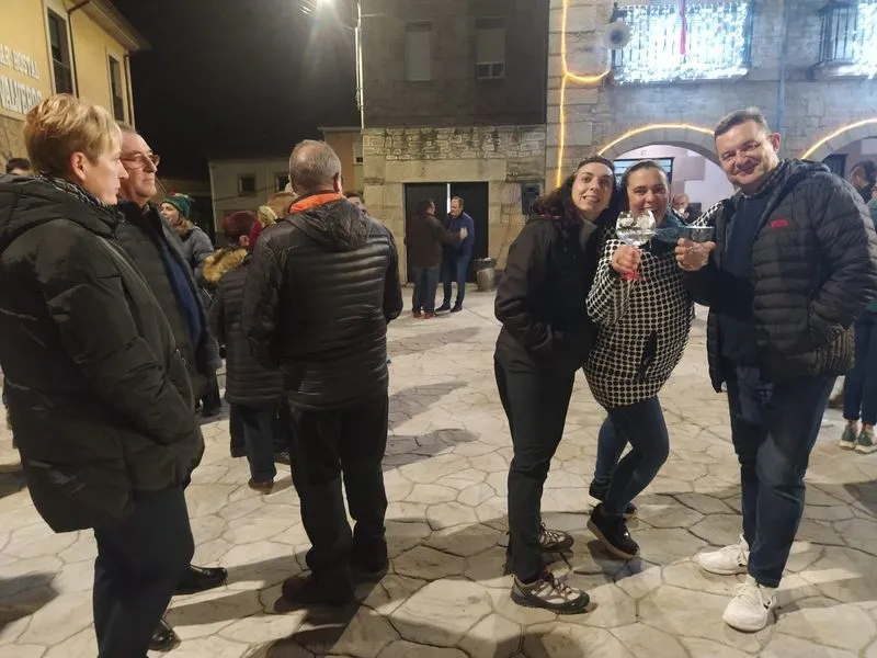 El encendido del árbol y la iluminacióin navideña estuvo acompañado de una chocolatada