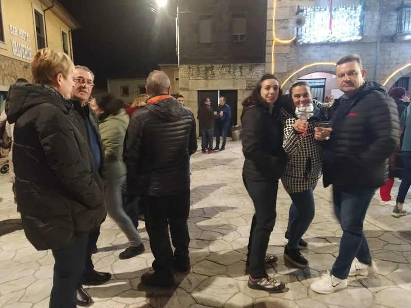 El encendido del árbol y la iluminacióin navideña estuvo acompañado de una chocolatada
