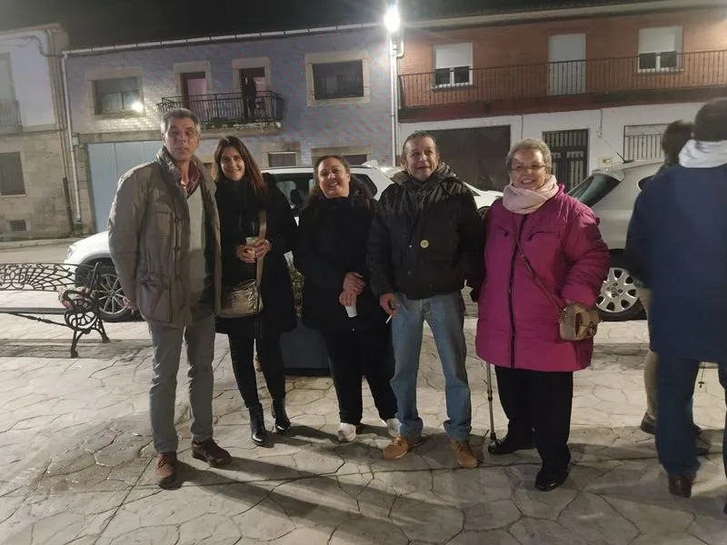 El encendido del árbol y la iluminacióin navideña estuvo acompañado de una chocolatada