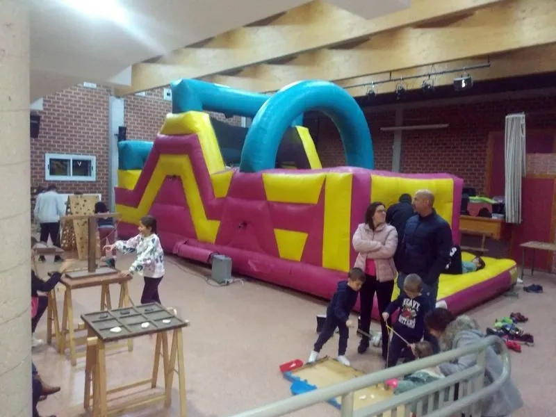 Los niños de El Cubo de Don Sancho se divierten durante el puente festivo