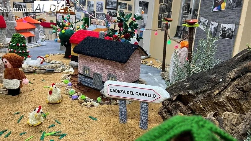 El belén ha sido realizado íntegramente a ganchillo por nueve mujeres de la localidad 