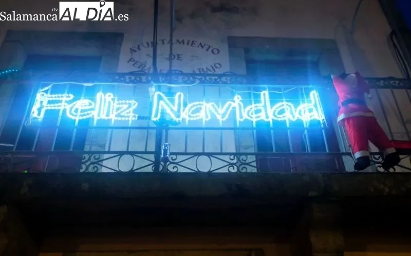 El grupo de mujeres se ha encargado de la decoración navideña del municipio
