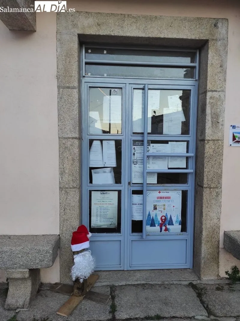 El grupo de mujeres se ha encargado de la decoración navideña del municipio