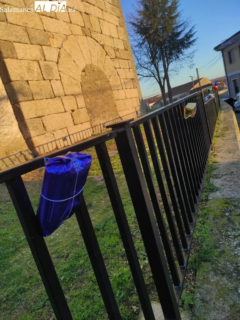 El grupo de mujeres se ha encargado de la decoración navideña del municipio