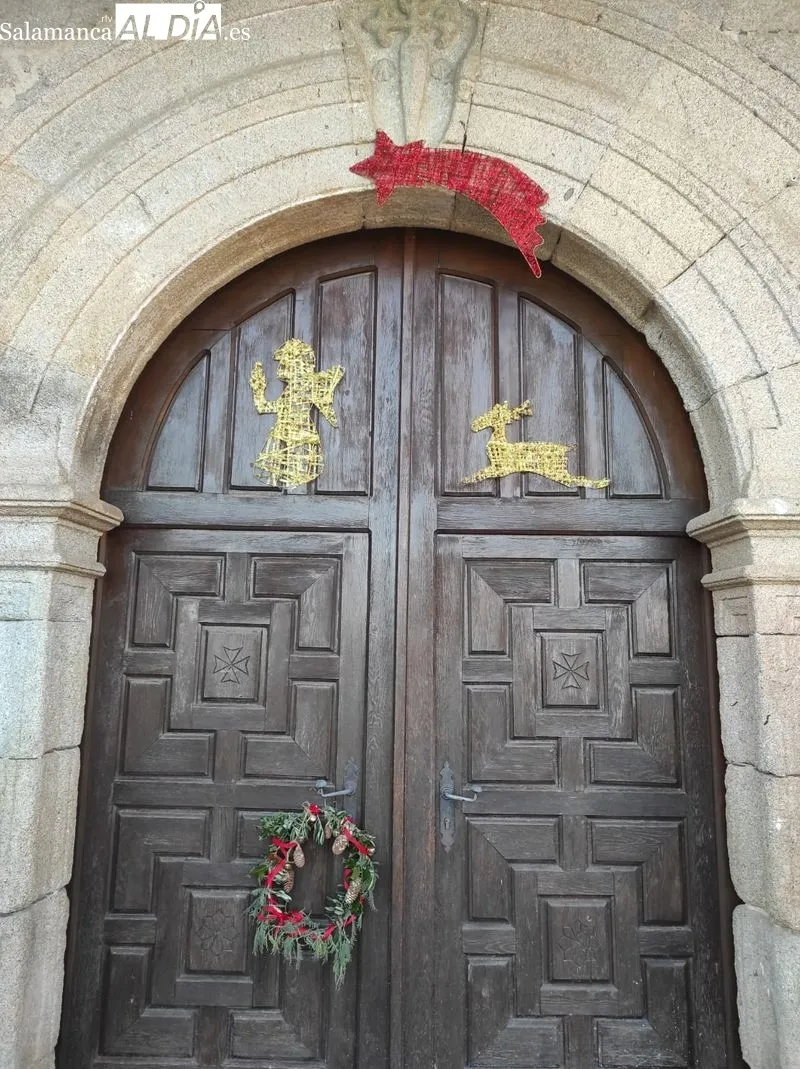 El grupo de mujeres se ha encargado de la decoración navideña del municipio