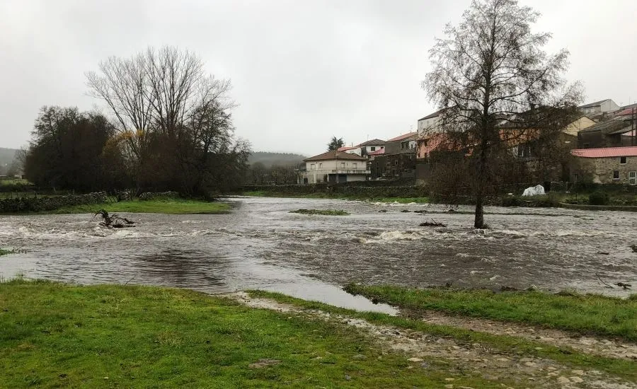 Foto 6 - Notorio aumento del caudal del &Aacute;gueda producto de las lluvias, generando incluso problemas de circulaci&oacute;n