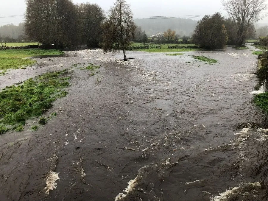 Foto 4 - Notorio aumento del caudal del &Aacute;gueda producto de las lluvias, generando incluso problemas de circulaci&oacute;n