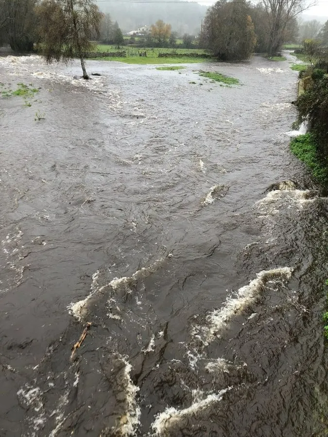 Foto 2 - Notorio aumento del caudal del &Aacute;gueda producto de las lluvias, generando incluso problemas de circulaci&oacute;n
