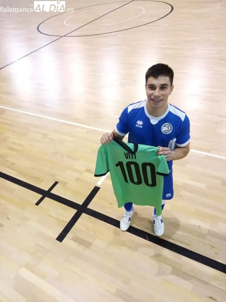 Viti posa con Juanlu y la camiseta / Fotos: SALAMANCArtv AL DÍA