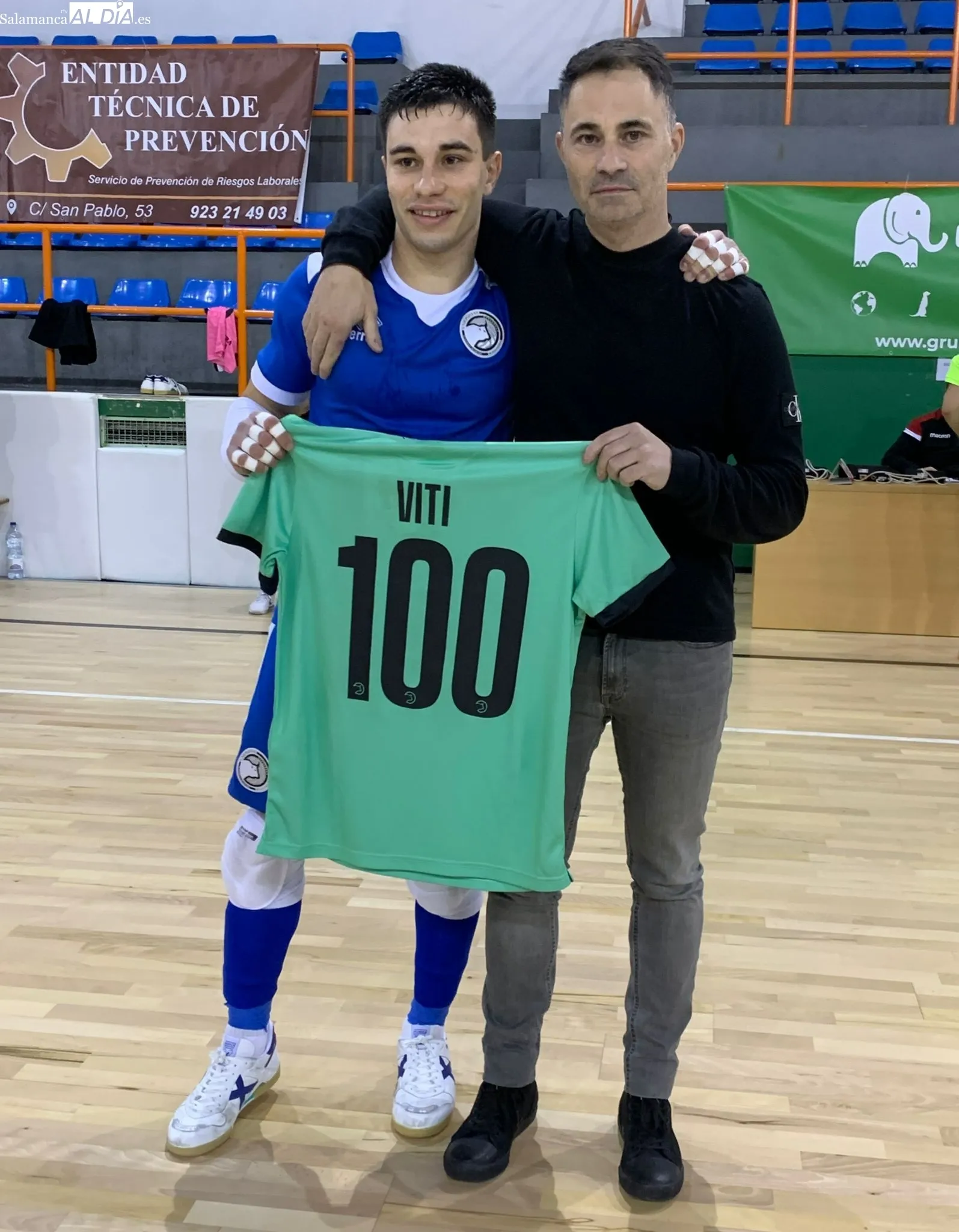 Viti posa con Juanlu y la camiseta / Fotos: SALAMANCArtv AL DÍA