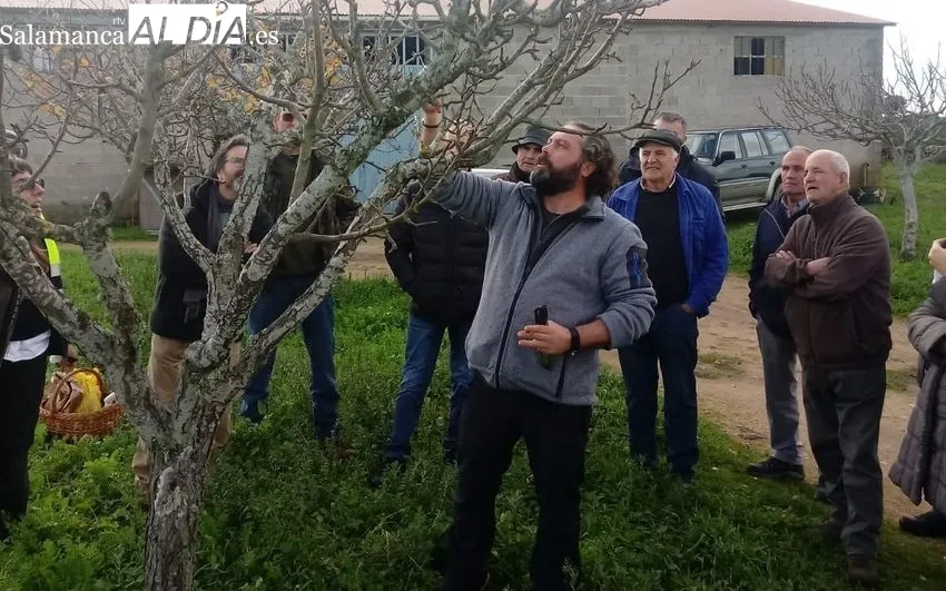 Los participantes asistieron primero a una charla t eórica y posteriormente su aplicación en el campo