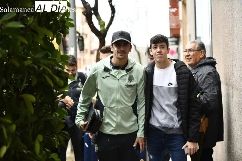 Galería de imágenes de la llegada del Villareal a su hotel / Fotos: SALAMANCArtv AL DÍA