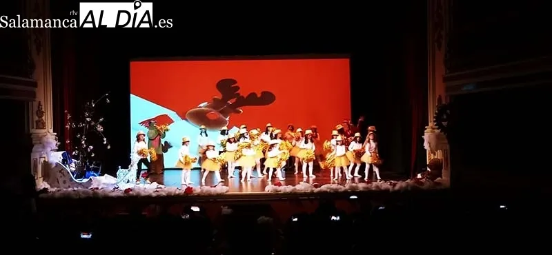 Foto 2 - &Eacute;xito del Festival de Navidad del Rotary club de B&eacute;jar en el Teatro Cervantes