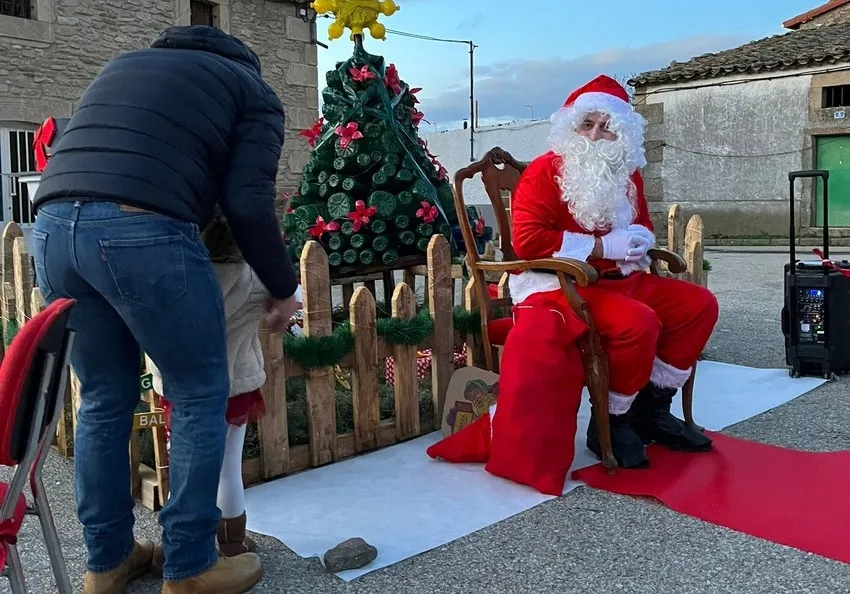 Foto 3 - La placita de Yecla de Yeltes rebosa ilusi&oacute;n con la llegada de Pap&aacute; Noel