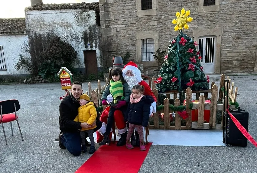 Foto 5 - La placita de Yecla de Yeltes rebosa ilusi&oacute;n con la llegada de Pap&aacute; Noel