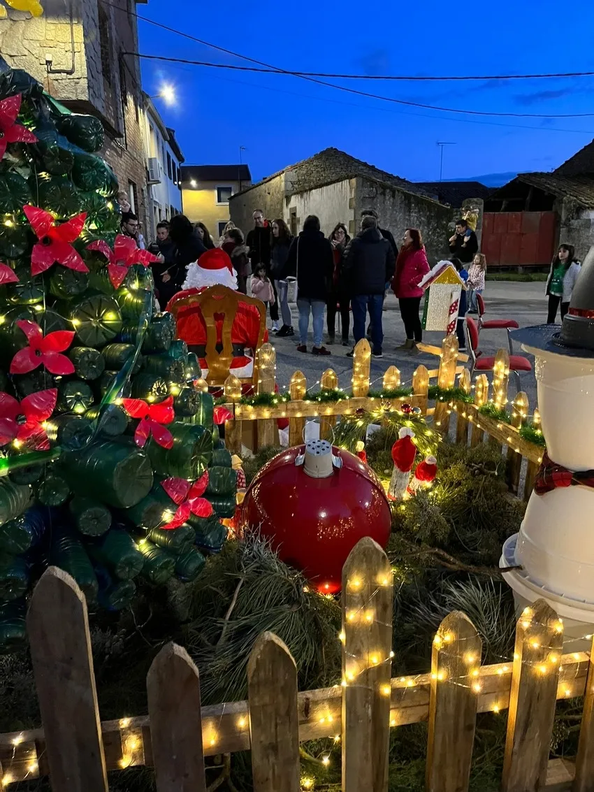 Foto 6 - La placita de Yecla de Yeltes rebosa ilusi&oacute;n con la llegada de Pap&aacute; Noel