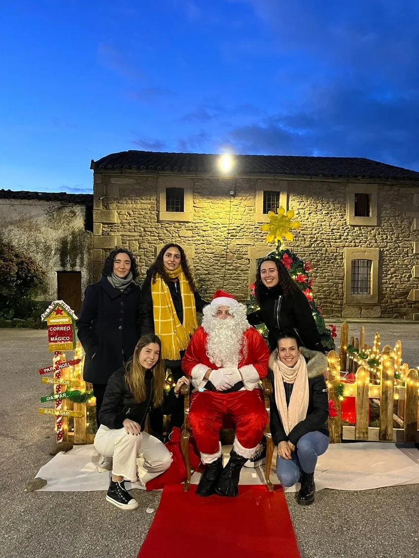 Foto 4 - La placita de Yecla de Yeltes rebosa ilusi&oacute;n con la llegada de Pap&aacute; Noel
