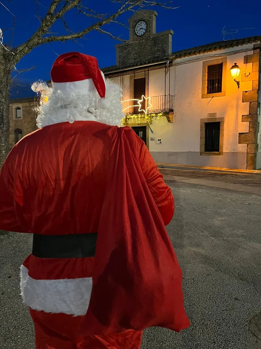 Foto 7 - La placita de Yecla de Yeltes rebosa ilusi&oacute;n con la llegada de Pap&aacute; Noel