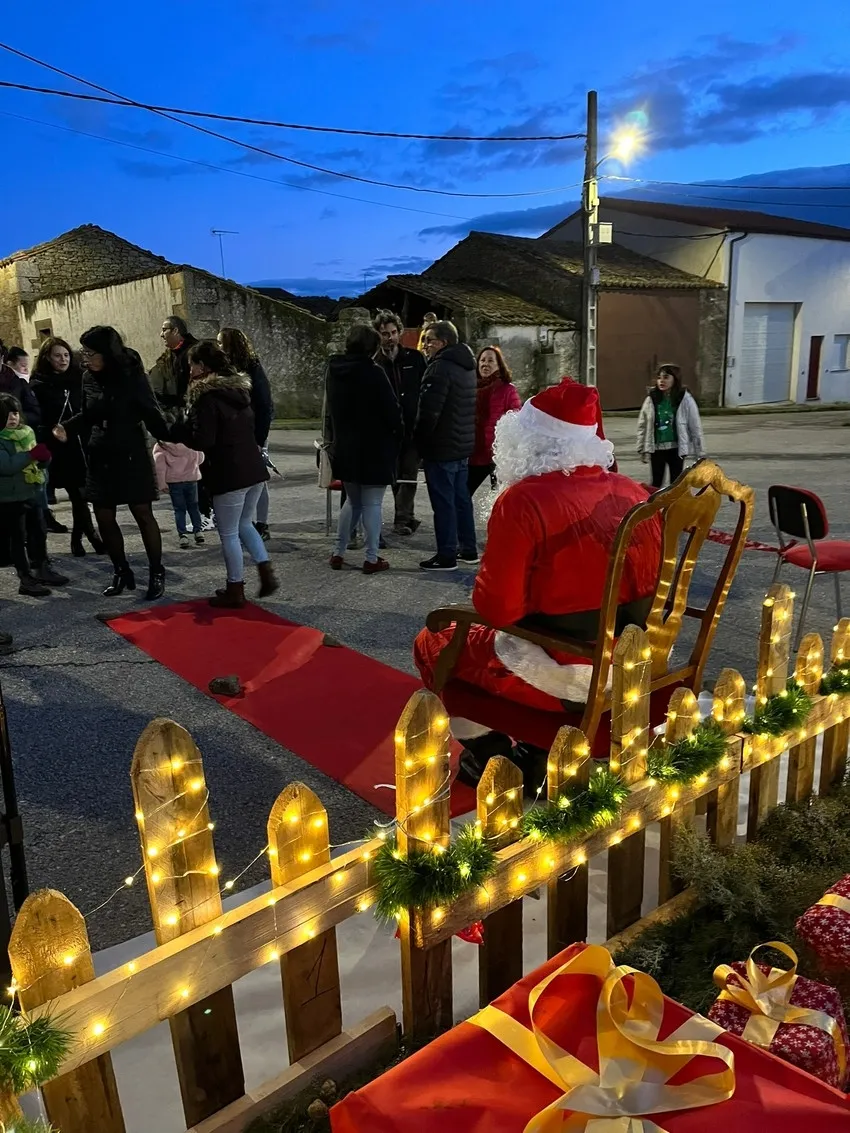 Foto 8 - La placita de Yecla de Yeltes rebosa ilusi&oacute;n con la llegada de Pap&aacute; Noel