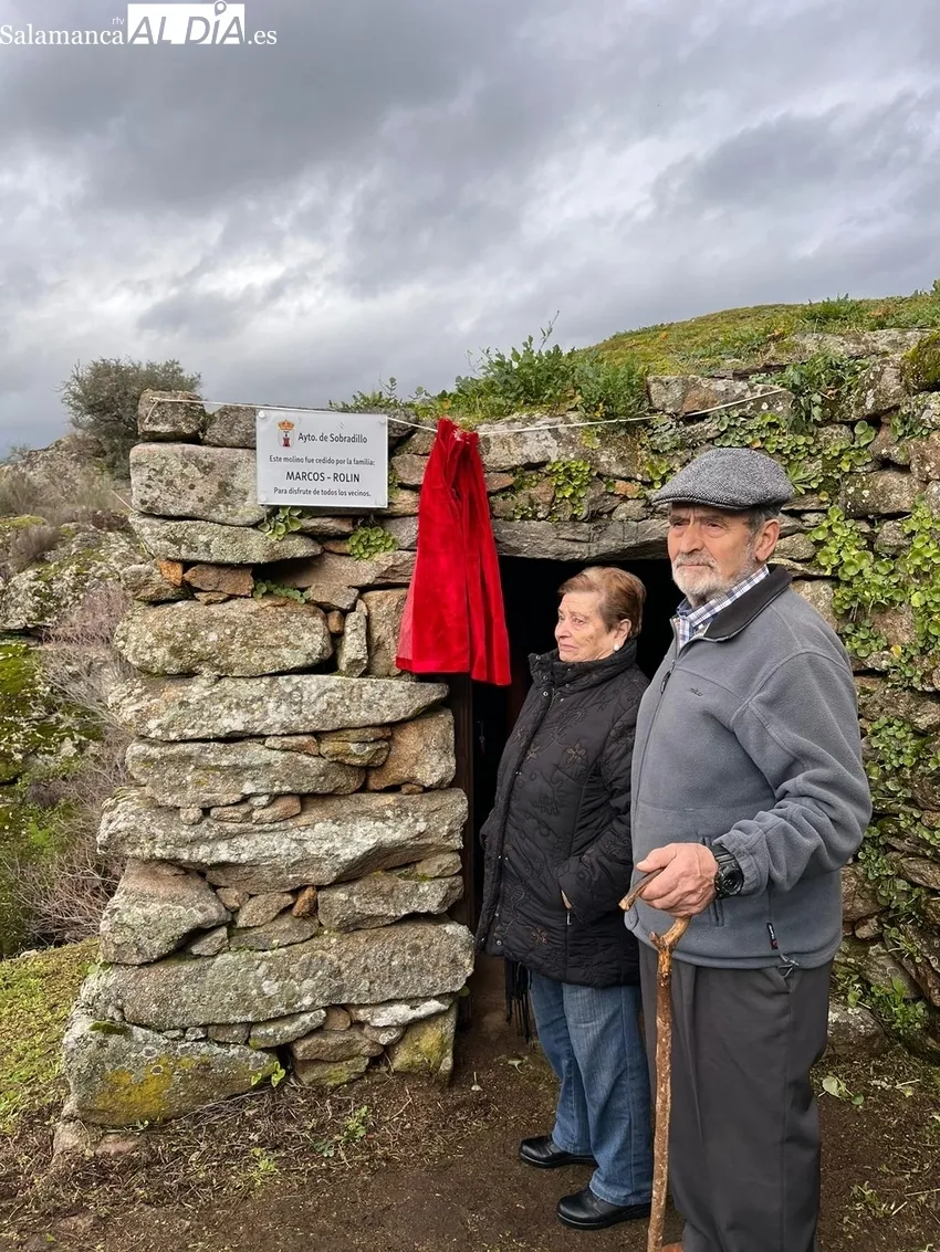 Reconocimiento a la familia Marcos Rolín de Sobradillo por la donación al Ayuntamiento del Molino de la Vega 
