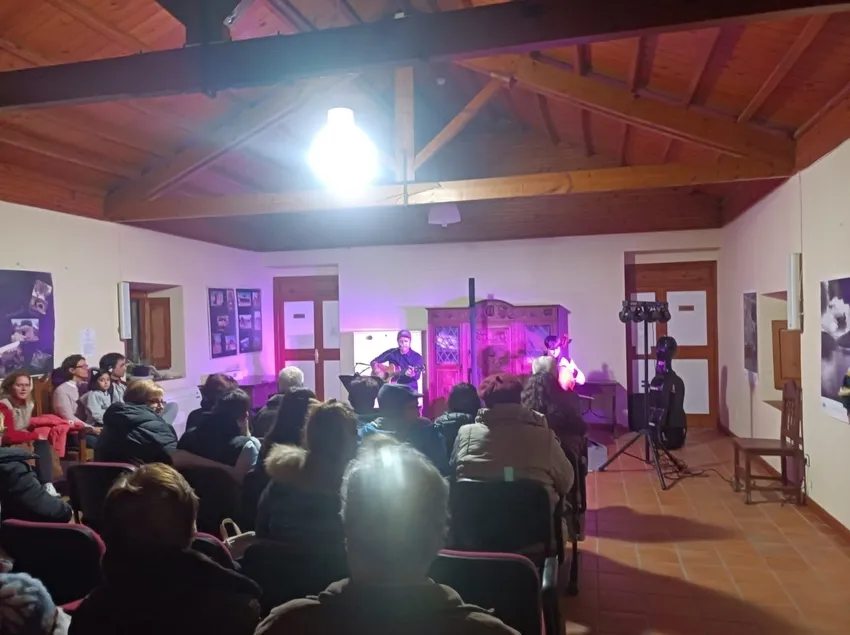 Foto 3 - Los vecinos de Sobradillo despiden 2022 con la m&uacute;sica del grupo 10 Cuerdas Pop