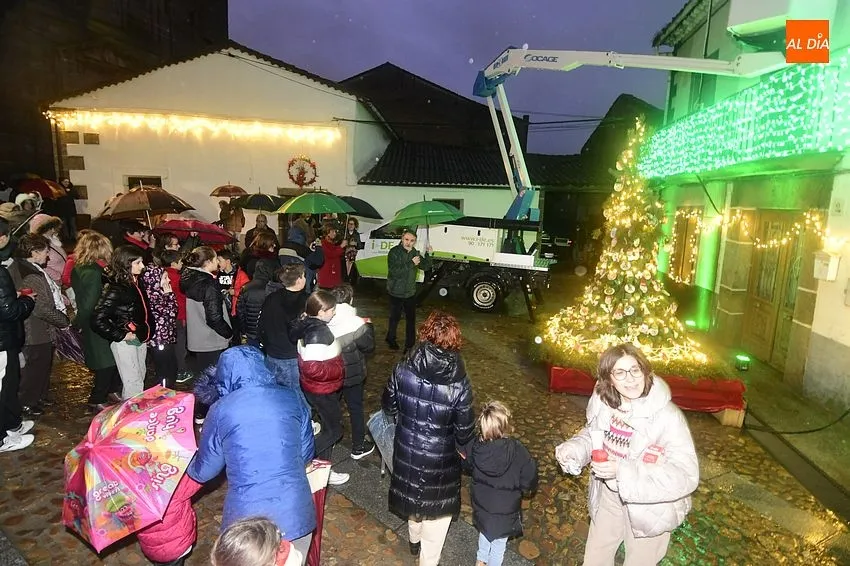 Foto 5 - Iberdrola ilumina el &aacute;rbol de Navidad de la Asociaci&oacute;n Damajuanas de Fuenteguinaldo