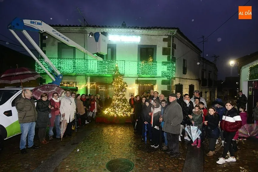Foto 6 - Iberdrola ilumina el &aacute;rbol de Navidad de la Asociaci&oacute;n Damajuanas de Fuenteguinaldo