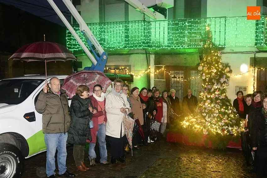 Foto 7 - Iberdrola ilumina el &aacute;rbol de Navidad de la Asociaci&oacute;n Damajuanas de Fuenteguinaldo