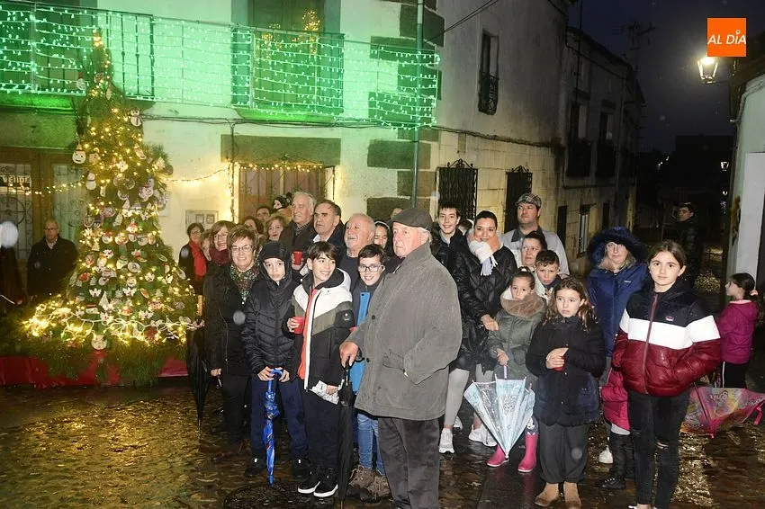 Foto 8 - Iberdrola ilumina el &aacute;rbol de Navidad de la Asociaci&oacute;n Damajuanas de Fuenteguinaldo